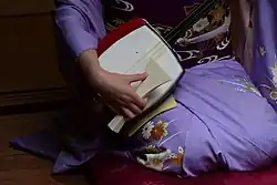 Trotz ihrer Größe (siehe rechte Hand) zählen die „Bachi“ zum Spielen der Shamisen zu den Plektren