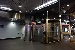 Treppe und Lift zur Passage im Fulton Center Hauptgebäude