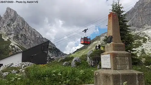 Seilbahn mit Denkmal