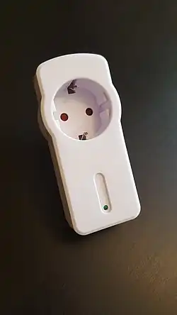 Eine Funksteckdose wird in eine bestehende Steckdose eingesteckt. Sie besitzt selber ebenfalls einen weiblichen Stecker. Ihre Größe misst in etwa 4 × 10 × 3 cm.