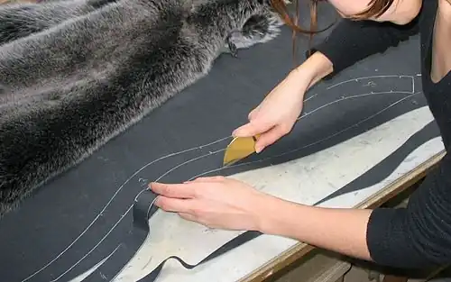 Zuschneiden der Lederstreifen (Galons) in einer Kürschnerei