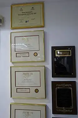 Blackglama-Plakate und American-Legend-Urkunden in den Verkaufsräumen des Pelzkonfektionärs Papadopoulos, Kastoria (2014)