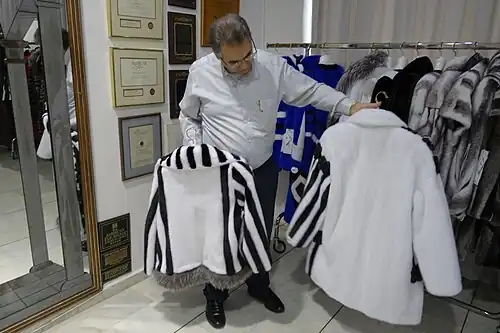 Konfektionär Christos Papadopoulos in Kastoria mit Nerzjacken, 2014