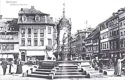 Gänselliesel-Brunnen Göttingen mit steineren Zier-Prellsteinen an den acht Ecken des Stufenunterbaus (Foto um 1910)