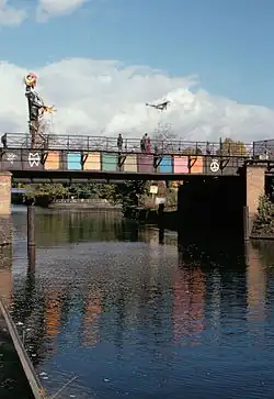 Bahnbrücke über den Landwehrkanal&nbsp;– rechts das Grenztor für die Güterzüge