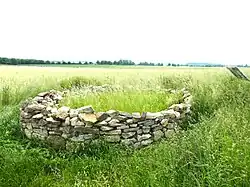 2013 rekonstruierter Steinkranz am Standort der ehemaligen Dreckwarte (2025)