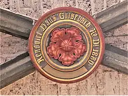 Signierter und datierter Kreuzrippengewölbe-Schlussstein in der Vorhalle