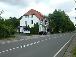 Ansicht von Südosten, mit Landesstraße&nbsp;564 (2025)