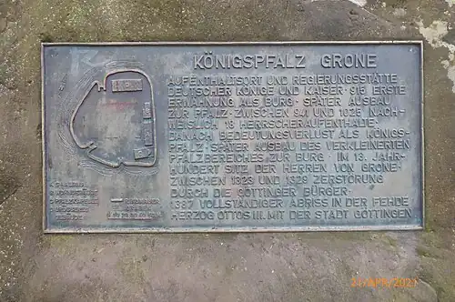 Inschriftenplatte des 20. Jahrhunderts am Fuß des Gedenksteins (2021)