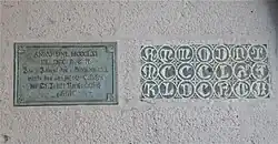 Inschriften in der Vorhalle, rechts die Bauinschrift von 1361 (2025)