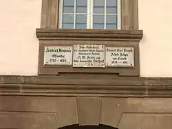 Drei Gedenktafeln an einem Haus (Kurze-Geismar-Straße 1, Accouchierhaus)