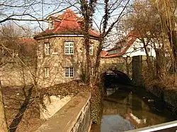Bismarckhäuschen am südlichen Göttinger Stadtwall, im Hintergrund die Odilienmühle