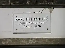 Gedenktafel am Theaterplatz in der Innenstadt Göttingens mit der Inschrift „Karl Heitmüller / Zahnmediziner / 1892-1951“