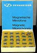 Schachtel mit magnetischen Mikrofonen Sennheiser MM 26 für den Bau von Wanzen.