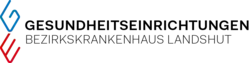 Zu sehen ist das Logo des Bezirkskrankenhauses Landshut. Es besteht linksseitig aus einem stilisierten G und E für Gesundheitseinrichtungen des Bezirks Niederbayern. Das G und E ist jeweils in der Form einer bayerischen Raute gestaltet. Die Rauten stehen übereinander. Das G ist blau, das E rot. Blau und Rot sind die Farben des Bezirks Niederbayern. Rechts neben dem G und E stehen übereinander die Worte Gesundheitseinrichtungen und Bezirkskrankenhaus Landshut.