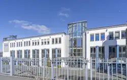 Schiefer Blick auf weiße Fassade mit Fensterunterbrechungen