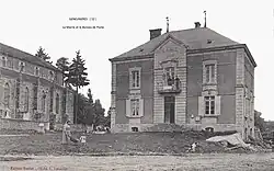 Rathaus und Postamt von Genevrières um 1910, ein freistehendes, zweistöckiges Gebäude