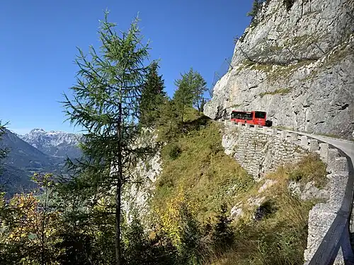 RVO-Shuttlebus fährt bergan durch die Gemarkung Eck zum Kehlsteinhaus