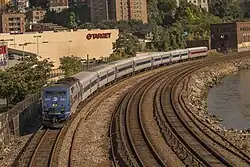 Zug mit P32AC-DM in MTA-Farben auf der Hudson Line (2014)