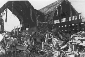 Hallen 3 und 4 nach dem Angriff vom 6./7. September 1943