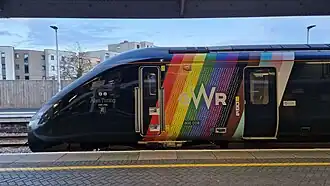 Triebzug 800 008 „Alan Turing OBE / Trainbow“ von Great Western Railway im Bahnhof von Swansea in Wales