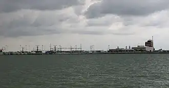 Aufgestaute Donau und Kraftwerk bei Gabčíkovo