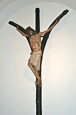 mittelalterliches Gabelkreuz mit stark schmerzgekrümmtem Korpus, Blick von unten