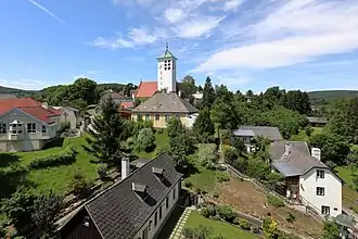 Blick auf den „Kirchberg“ von Gablitz mit Kindergarten&nbsp;II, alter Schule, Pfarrkirche und ehemaliger Mühle