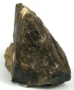 Gadolinit-(Ce) aus Frigstad, Aust-Agder, Norwegen (Größe: 8,2&nbsp;×&nbsp;7,1&nbsp;×&nbsp;5,2&nbsp;cm)