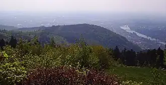 Blick vom Gipfel des Königsstuhls nach Westen auf den Gipfel des Gaisbergs. Rechts der Neckar, der den Odenwald verlässt und in die Oberrheinische Tiefebene eintritt.