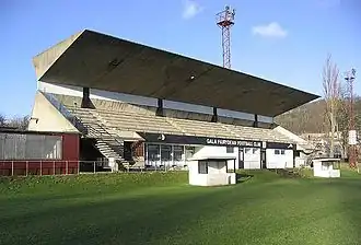 Die Haupttribüne des Fußballstadions im Netherdale
