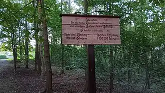 Hinweisschild auf das Mahnmal auf der Hügelkuppe