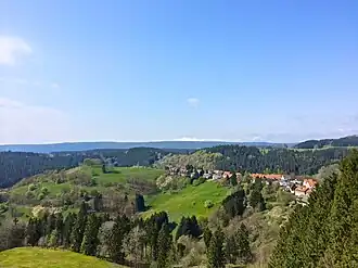 Blick vom Glockenberg westnordwestwärts zum Galgenberg mit östlich der Gipfelregion befindlichem Sankt Andreasberg
