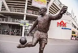 Statue von Gunnar Gren vor dem Stadion (2014)