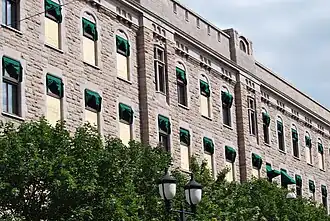 Fassade eines Gebäudes mit vielen Fenstern