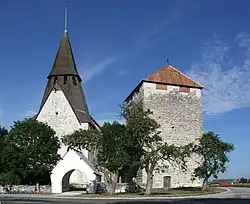 Kirche und Wehrturm aus dem 12.&nbsp;Jahrhundert