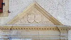 Gampelen, Stürlerhaus, Supraporte mit Allianzwappen Sebastian Darm und Elisabeth Stürler (1598)