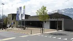 Gemeindehaus (rechts) und Gemeindesaal