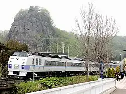 Der Okhotsk-Schnellzug fährt am Fuße des Kanboiwa