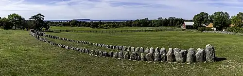 Schiffssetzung bei Gannarve mit Blick auf die Ostsee und die Lilla Karlsö