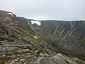 Blick in das Garbh Choire auf der Nordseite des Beinn a’ Bhùird vom Verbindungsgrat The Sneck zum Ben Avon