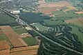Luftbild des Blauen Sees mit A 2, im Hintergrund Garbsen, 2010