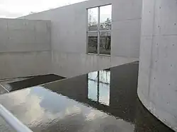 Fenster in der Außenwand des Garden of Fine Arts in Kyoto