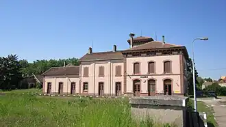 Empfangsgebäude des Bahnhofs Sarralbe, im Hintergrund die Spitze des Uhrturms (2013)