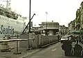 Quai Henri IV – zwischen der Straße und dem Fährschiff liegt das Bahngelände (1994)