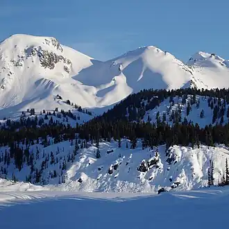 Clinker Peak (Mitte) und Mount Price (links)