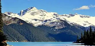 Der Castle Towers Mountain (links) und der Mount Carr (rechts) vom Garibaldi Lake aus; Phyllis's Engine (oben Mitte)