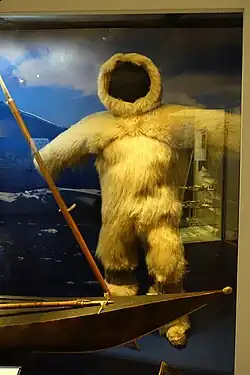 Overall aus Eisbärfell (1883, Ethnografisches Museum Stockholm)