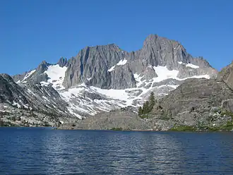 Mount Ritter (links, eigentlich höher) und Banner Peak vom Garnet Lake aus gesehen
