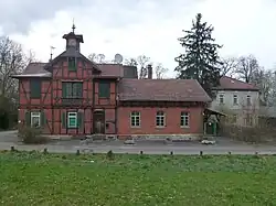 Vorderfront (rechts Anbau).